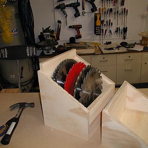 Blade storage box with blades