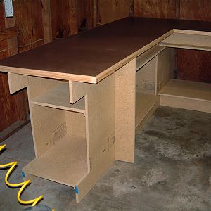 Workbench built-in shelving