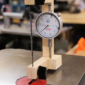 Bandsaw blade tensioning gauge