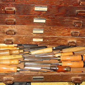 Storing bench top chisels
