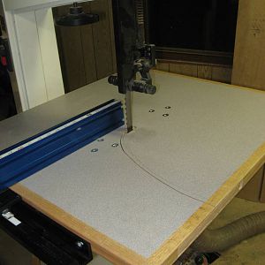 Bandsaw table with blade removal slot