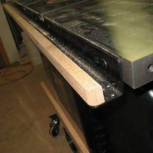 folding outfeed table - closeup of top support rail