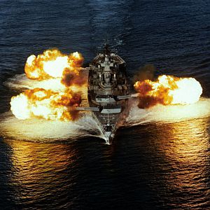 USS_New_Jersey_fires_broadside