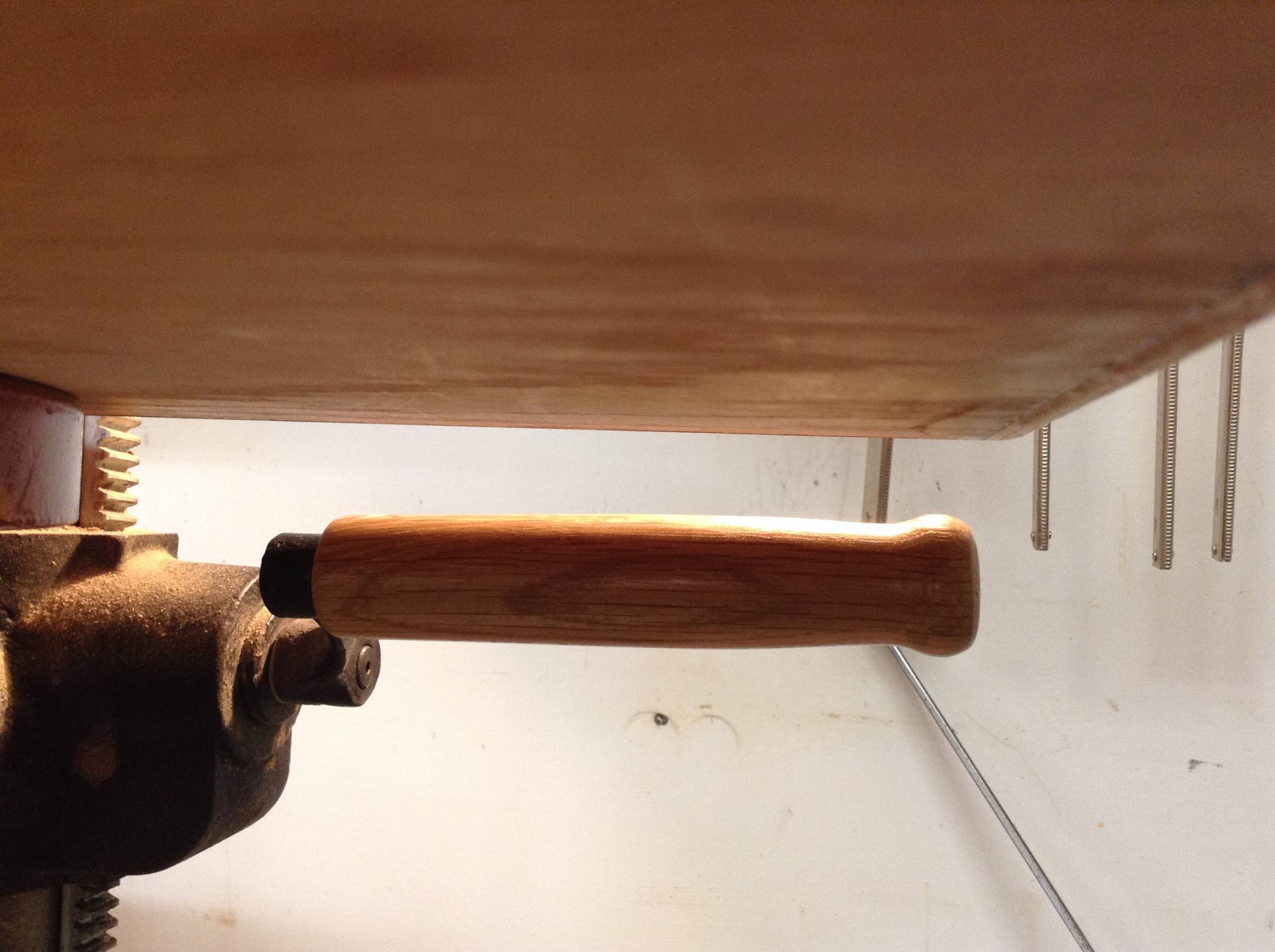 Drill press crank handle