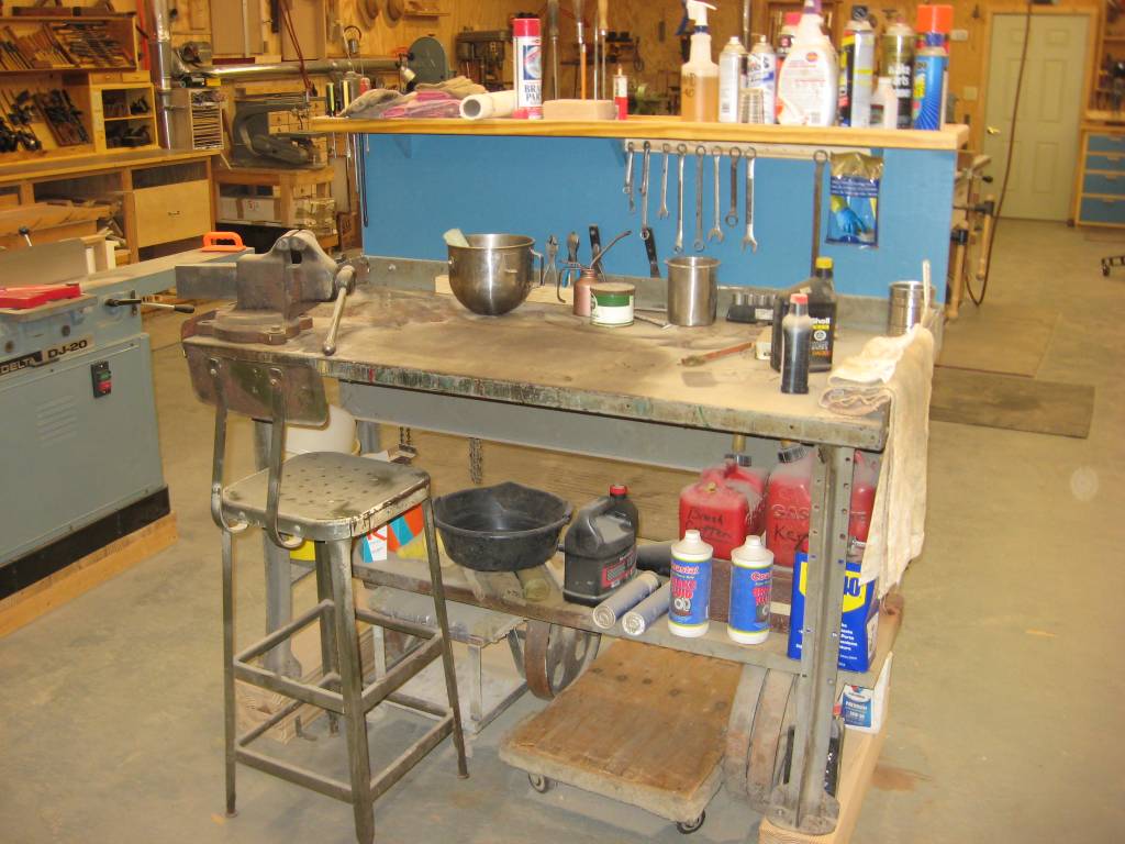 Metal bench for mechanical work