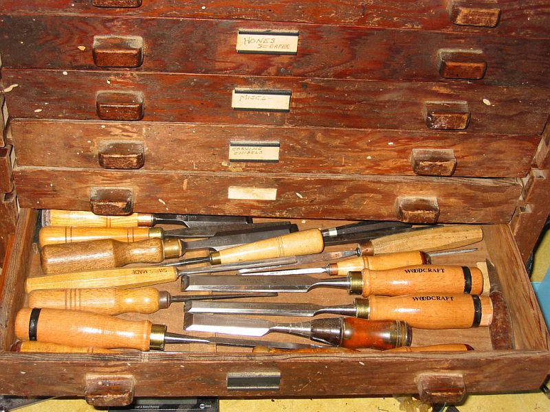 Storing bench top chisels