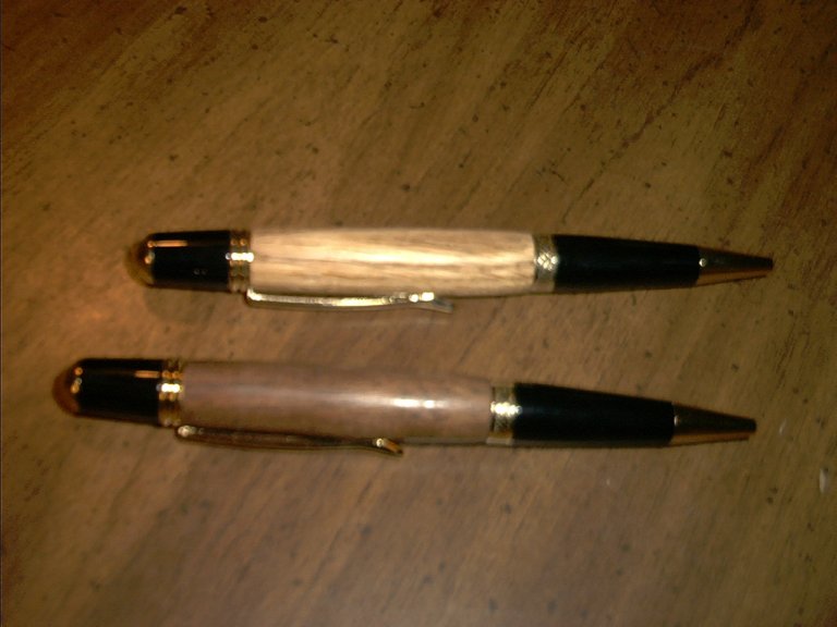 (2) Good Pens