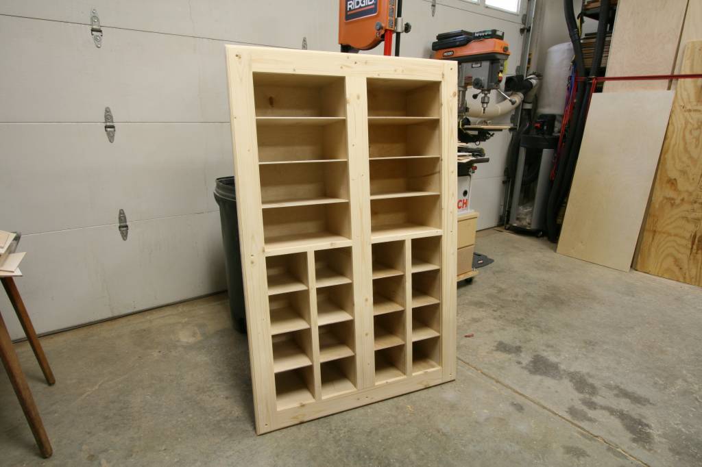 Built-in shoe rack for Dojo from scrap