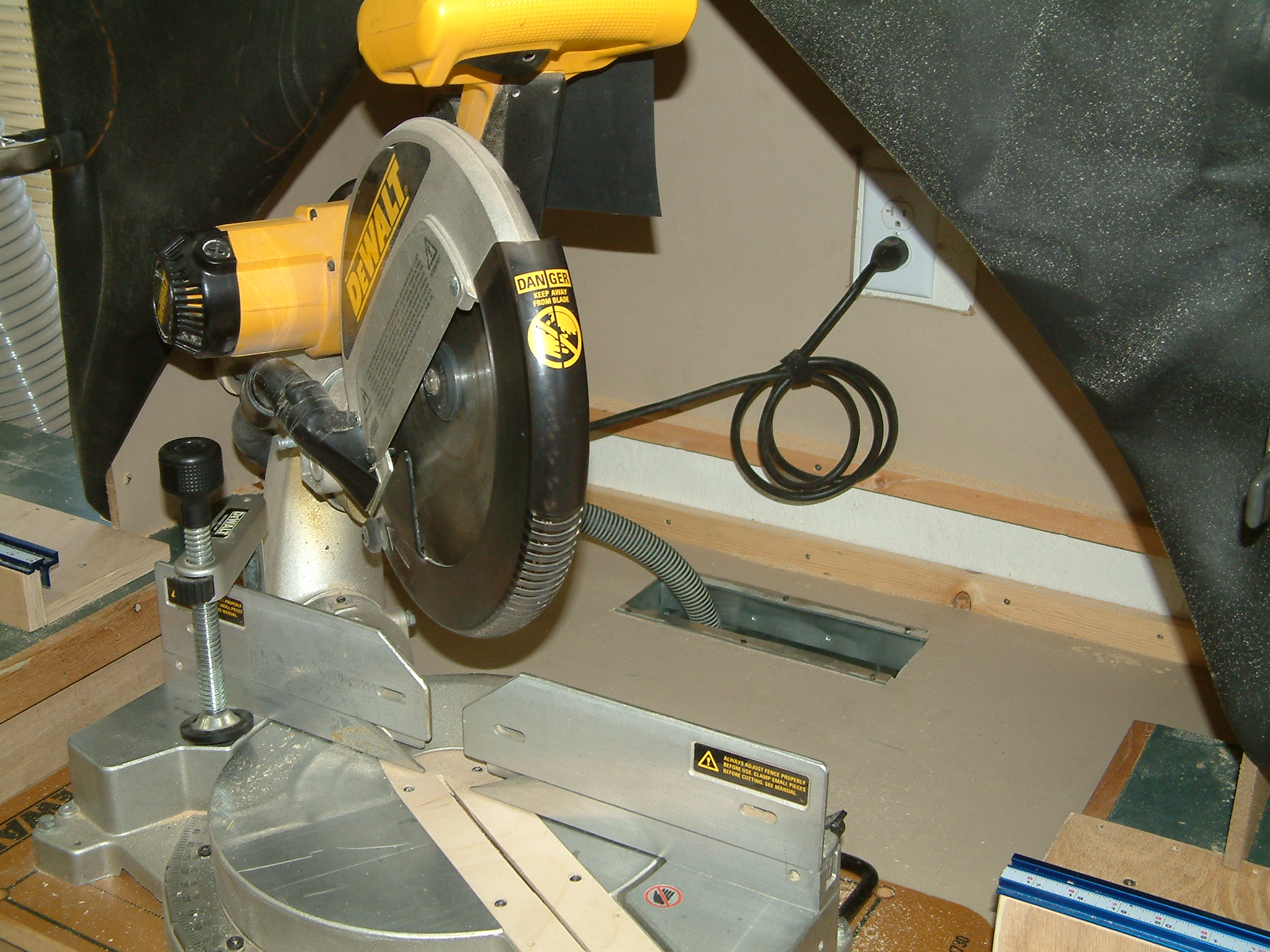 Miter saw dust collection hood