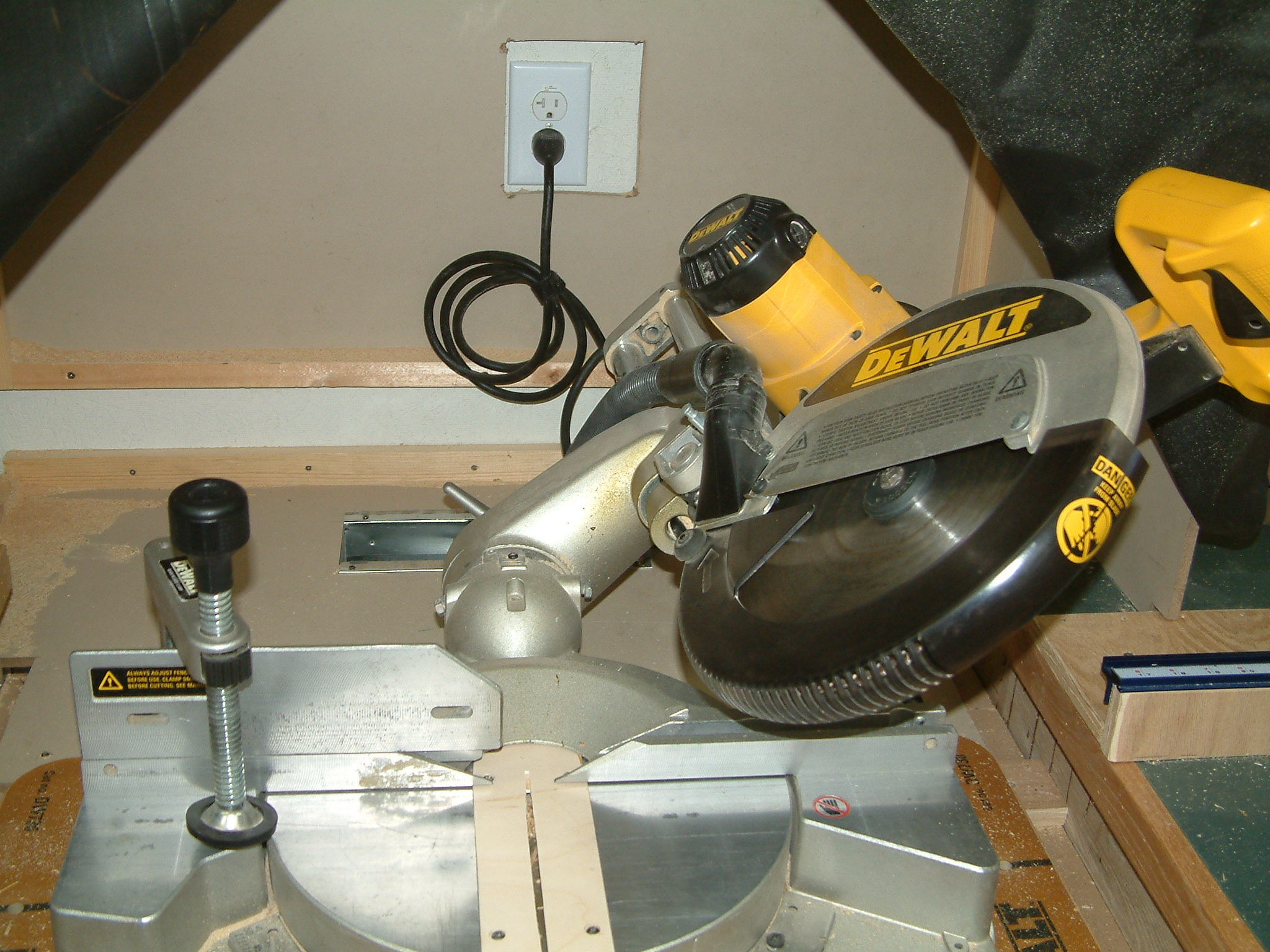 Miter saw dust collection hood