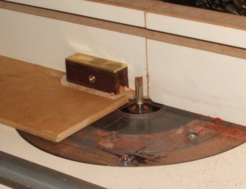 Sight-base router-table slotting setup, using sacrificial sled